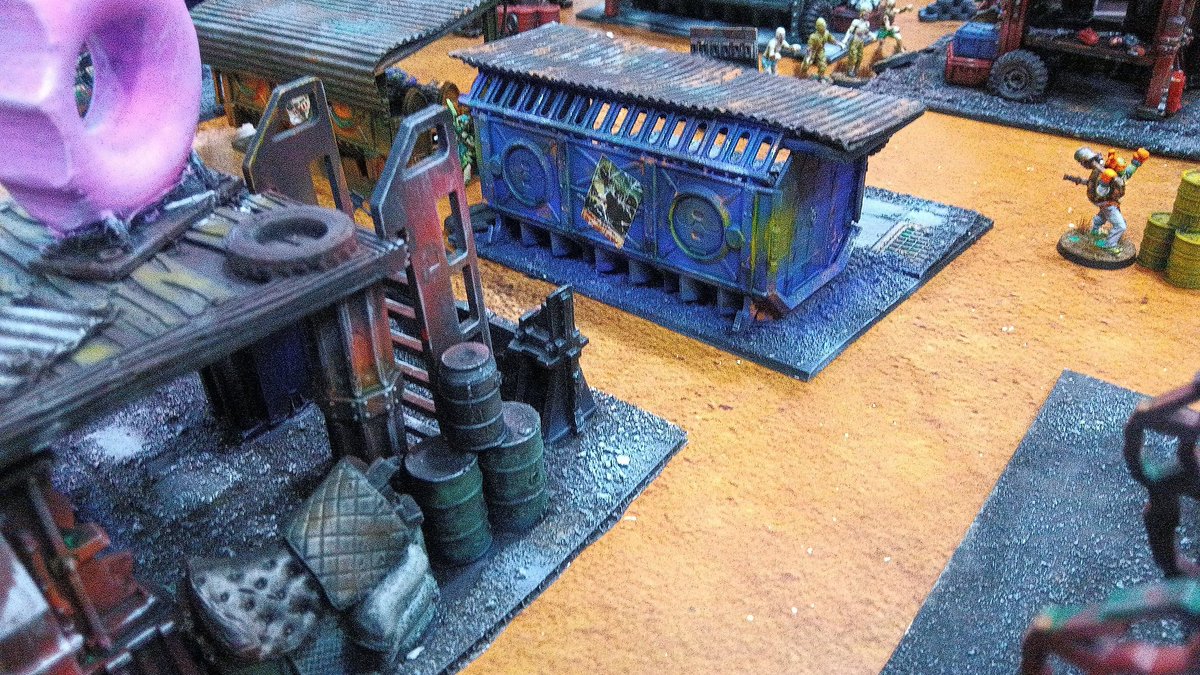 Habemus_Ludum's tweet photo. #quedadashabemusludum 
2/3
Nocturna de Punka. Un clásico: V Reich vs Mutardos. 
La mesa, llena de detalles chulísimos.
@Punkapocalyptic #Punkapocalyptic #BadRollGames #Punka #VReich #Mutardos #ElParamo #LaLuchaSigue #postapocalyptic #apocalipse #apocalyptic https://t.co/dQJtgCdlUS