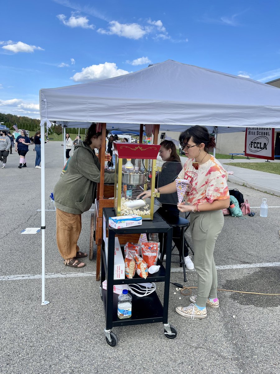 BBurgFCCLA's tweet photo. Thanks to everyone who stopped by our booth to support our club during Bruin Fest this evening!#VAFCCLA #FCCLA #FCS #CTE https://t.co/fkHlvR4Xlv