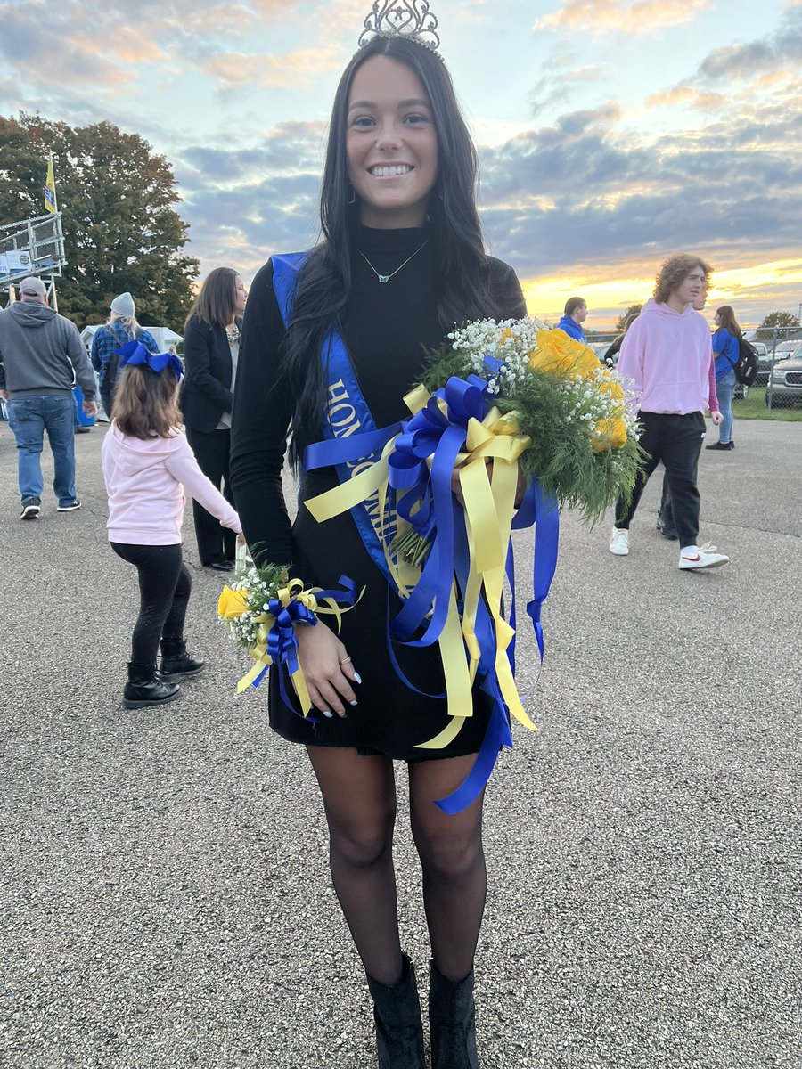 Foxluvsguns's tweet photo. So excited for my beautiful niece @kyleeadams14 !  2022 Homecoming Queen! Love you Kyle 🤍♥️ https://t.co/QweKIVYVSb