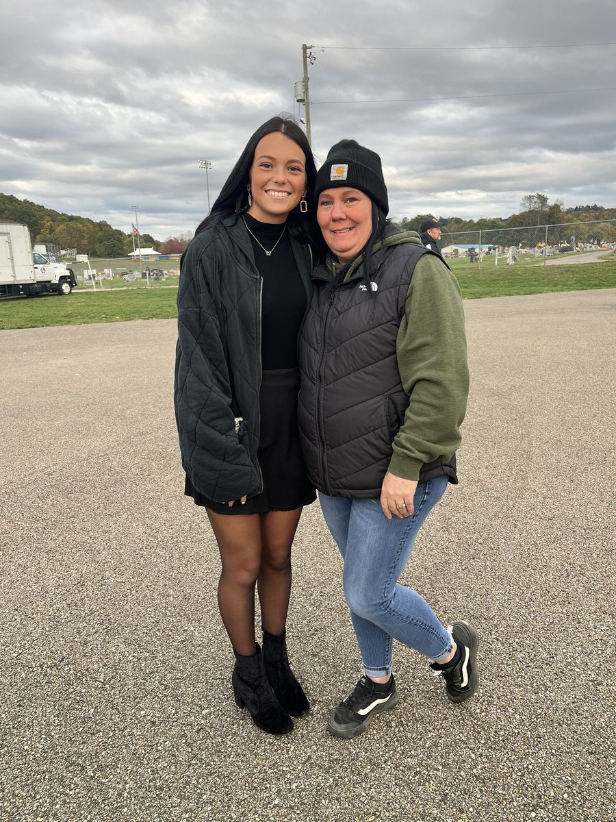 Foxluvsguns's tweet photo. So excited for my beautiful niece @kyleeadams14 !  2022 Homecoming Queen! Love you Kyle 🤍♥️ https://t.co/QweKIVYVSb