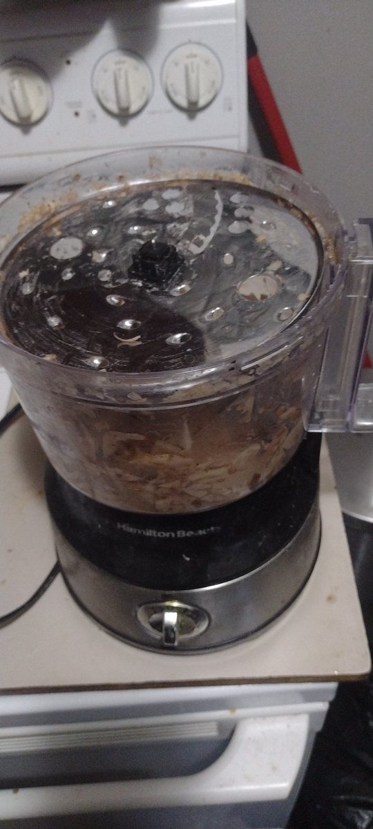 swagnillaice's tweet image. Can anyone tell me how to remove this stuck cutting blade out of my food processor? #needinghelp