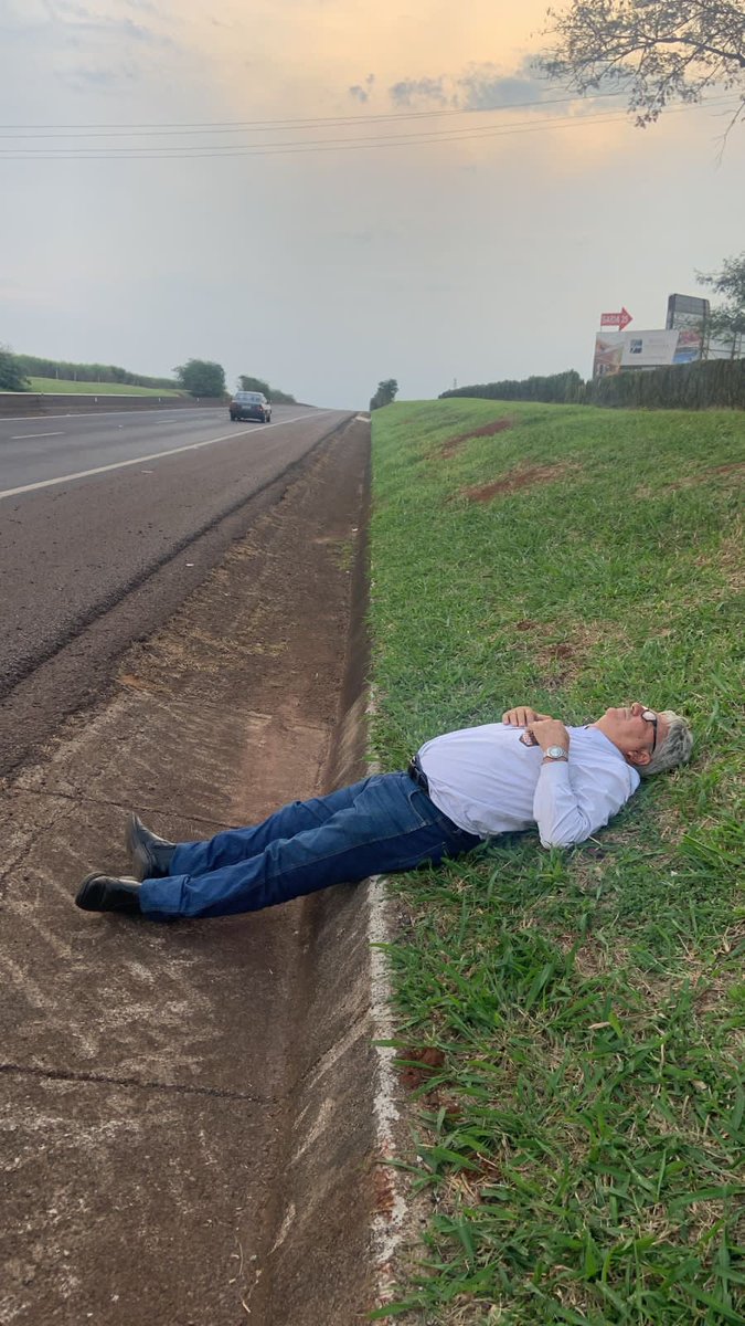 meu sogro tem a capacidade de dormir com MUITA facilidade, independente da ocasião, e eu sempre soube disso. mas dessa vez ele conseguiu me surpreender.

o carro quebrou e ele dormiu na beira da rodovia