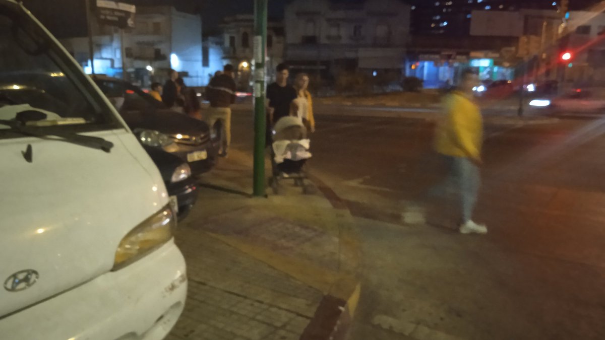 Esquina de Gral Flores y L.A.Herrera.  Pasa los meses y no cambia nada. El peatón que se arregle como pueda. <a href="/CiudadAbiertaUY/">Colectivo Ciudad Abierta</a> <a href="/imtransito/">Montevideo Tránsito</a> <a href="/PeatonesMVD/">Peatones Unidos MVD</a> @