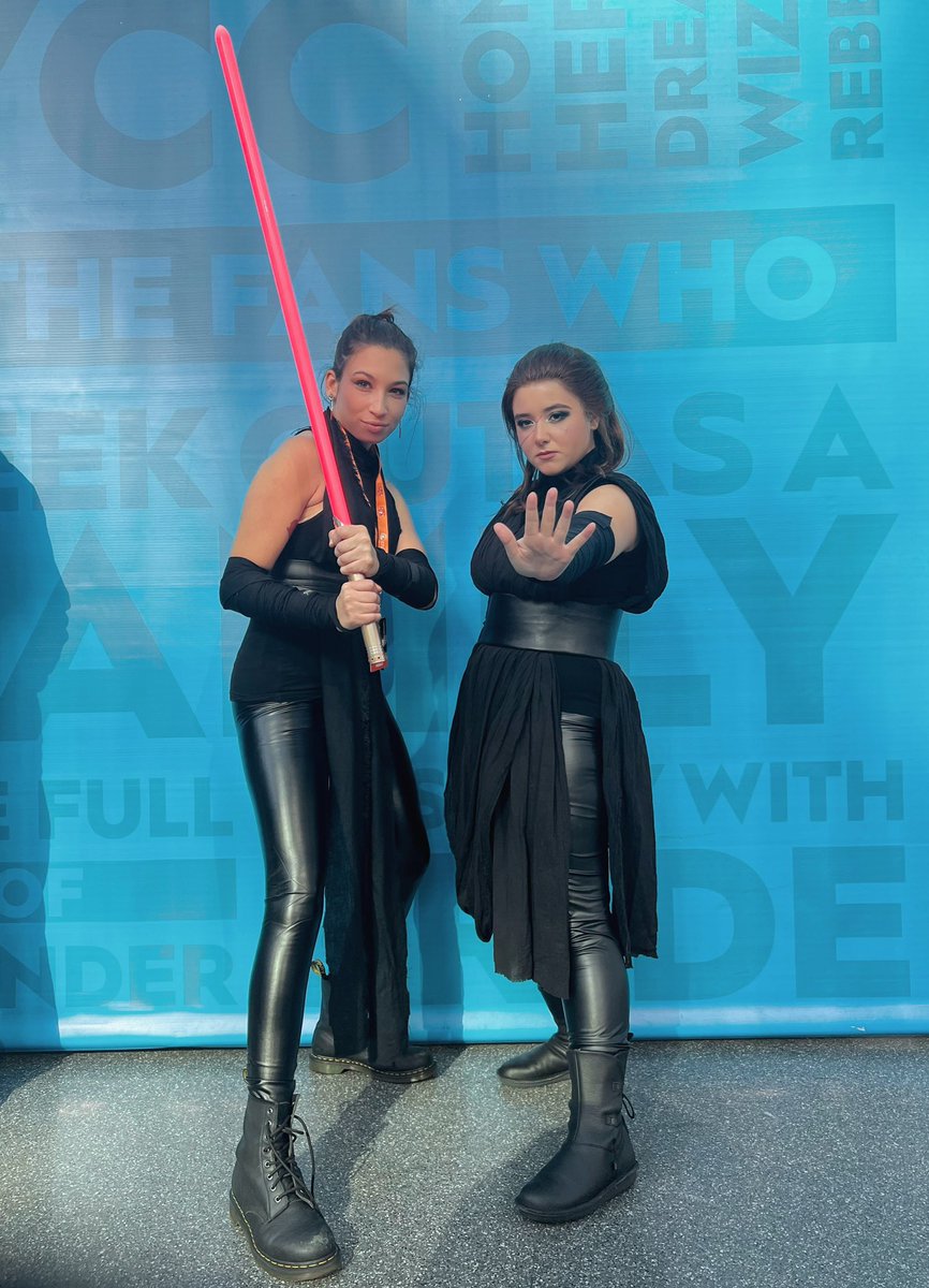 AlliGraz's tweet photo. NYCC!! #SithRey https://t.co/gW2nnVO2cP