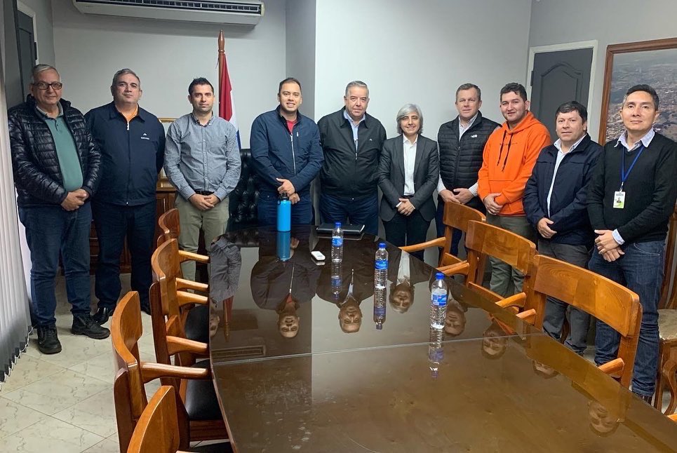 CODELESTEPY's tweet photo. La Presidente de Codeleste, Linda Taiyen participó de una reunión con el intendente Miguel Prieto, miembros de la Junta Municipal y representantes del Consorcio @tapeporapy, quienes presentaron una propuesta de solución vial de gran impacto para Ciudad del Este. 

@Muni_CDE https://t.co/CmRXWdyivn