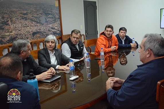 CODELESTEPY's tweet photo. La Presidente de Codeleste, Linda Taiyen participó de una reunión con el intendente Miguel Prieto, miembros de la Junta Municipal y representantes del Consorcio @tapeporapy, quienes presentaron una propuesta de solución vial de gran impacto para Ciudad del Este. 

@Muni_CDE https://t.co/CmRXWdyivn