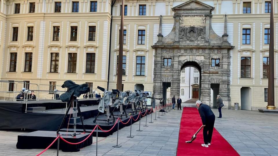 stepanbrady's tweet photo. Program dnes a včera:
- natočit 40+ světových státníků
- na 27 kamer
- vyslat to do světa 
- nechat uvěřit lidi, ze jsem ten člověk, co se fotil na průkaz pred 10+ lety

Ale: televizní režie muže být show. Dik všem! @CT24zive https://t.co/Mxg5oPZFft