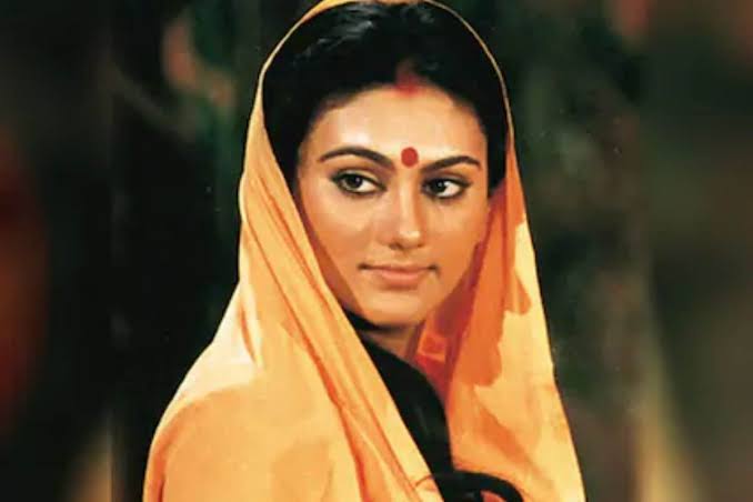 Sonali09718632's tweet photo. Showing Sita Mata,who is respected by all,as an actress is a kind of gross disrespect 2her! Sita Mata's makeup is shown in a modern way.Wearing a saree is not modest.However,d original religious core of Ramayana has been lost while giving d film a'glamour'look.
#Boycott_Adipurush https://t.co/1HKlhWTdB8