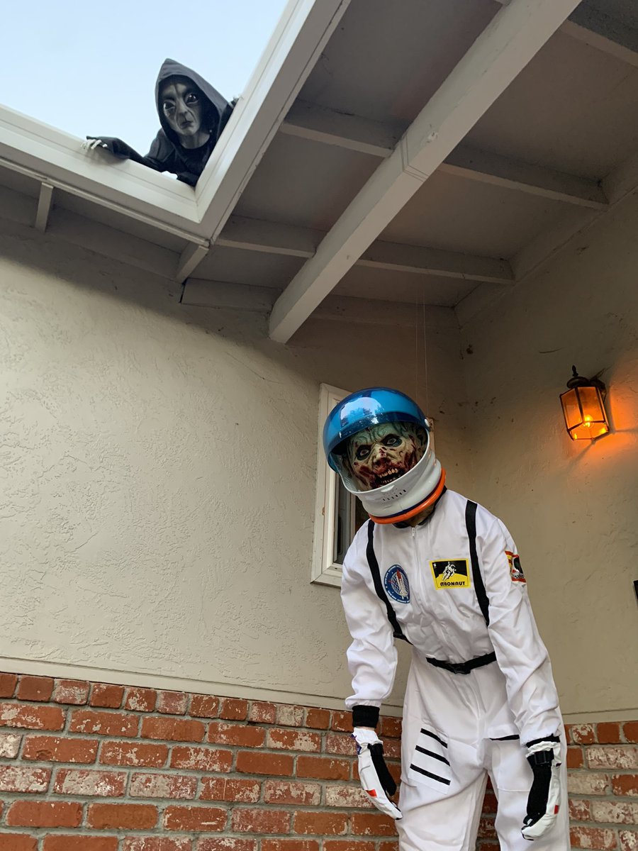 BabyJaba's tweet photo. @MMA_and_LaCroix @JordanPeele @Tsoukalos 🛸 👽 👩‍🚀 https://t.co/e7424LQvMm