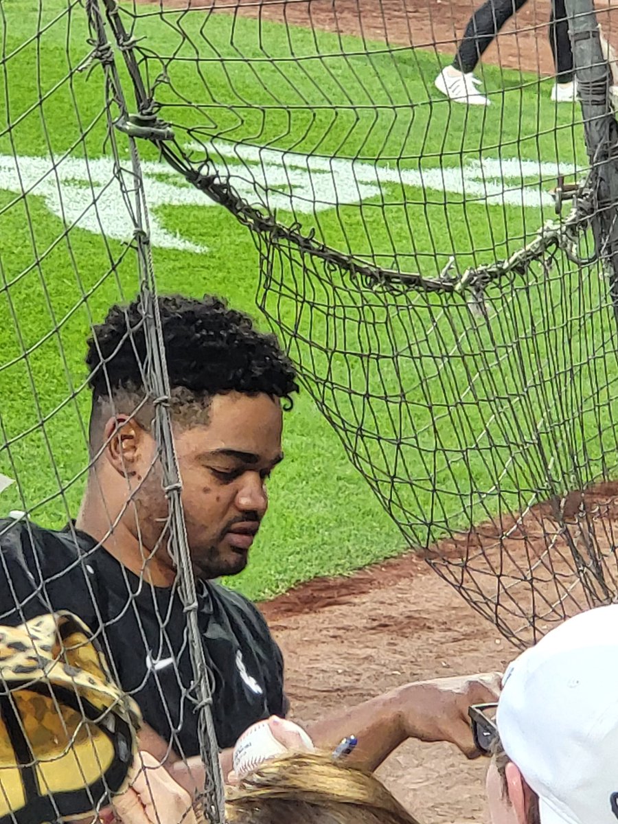 TheRealSoxChic's tweet photo. Thks White Sox Players #ReynaldoLopez #CarlosPerez & #AjPollock 4 engaging w/fans. I know my boys had a rough rough season but the FANS DID TOO, I saw the😔🤒on the faces of the fans, waiting 4 players. I had 2 console a fan c😭ying in the ladies room it was her bday😟 #Soxchic https://t.co/f6lXIep99C