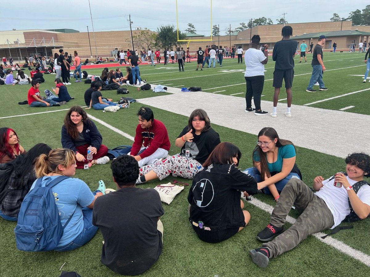CHS_CISD's tweet photo. What a great day today at CHS celebrating students and staff! Behavior Bash was a huge success and Food truck Friday was loved by all staff. #theClevelandISDway #CommittedToSuccess #tribepride https://t.co/MxYxJC1PR4
