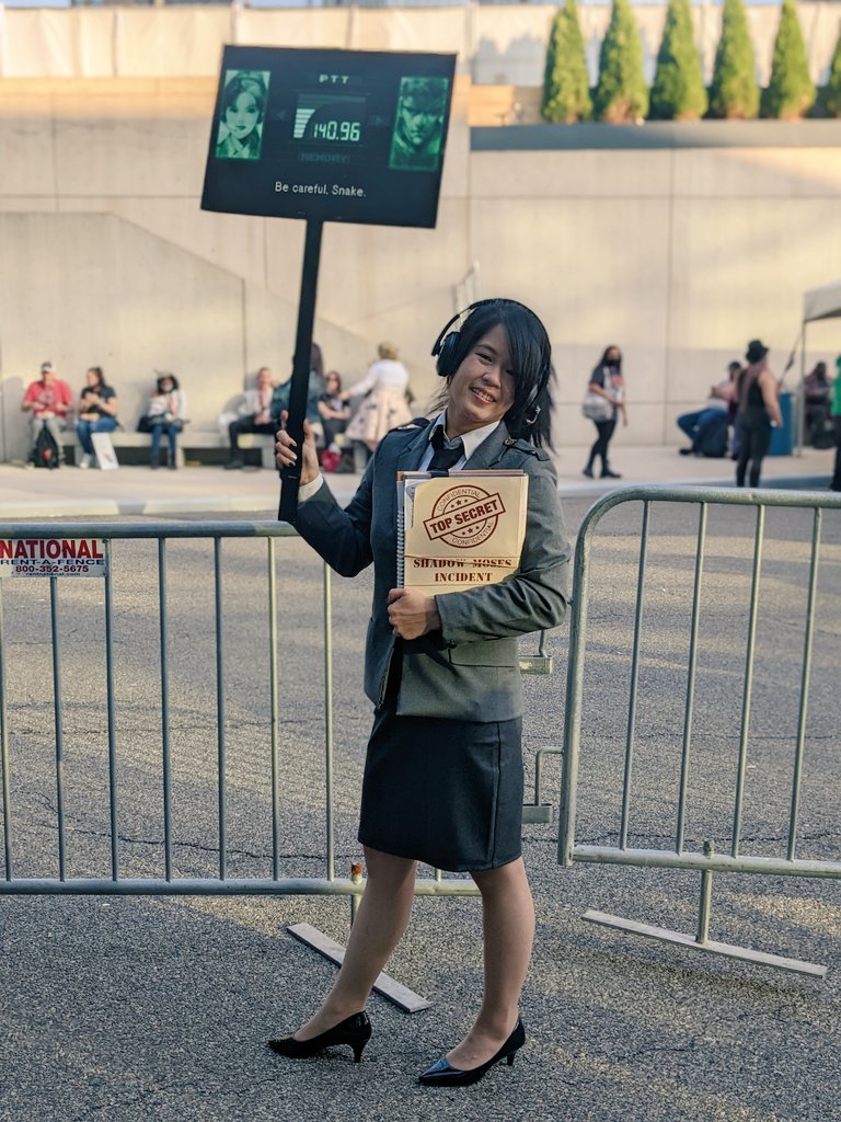 I look tired because I carried so many bags (dropped them after) but this was fun to hear people say 'Snake'. Everyone found the sign/folder clever because I can flip them over. It also made people happy to see #MeiLing. I love #MGS.  #nycc #NYCC2022  #mgscosplay #newyorkcomiccon