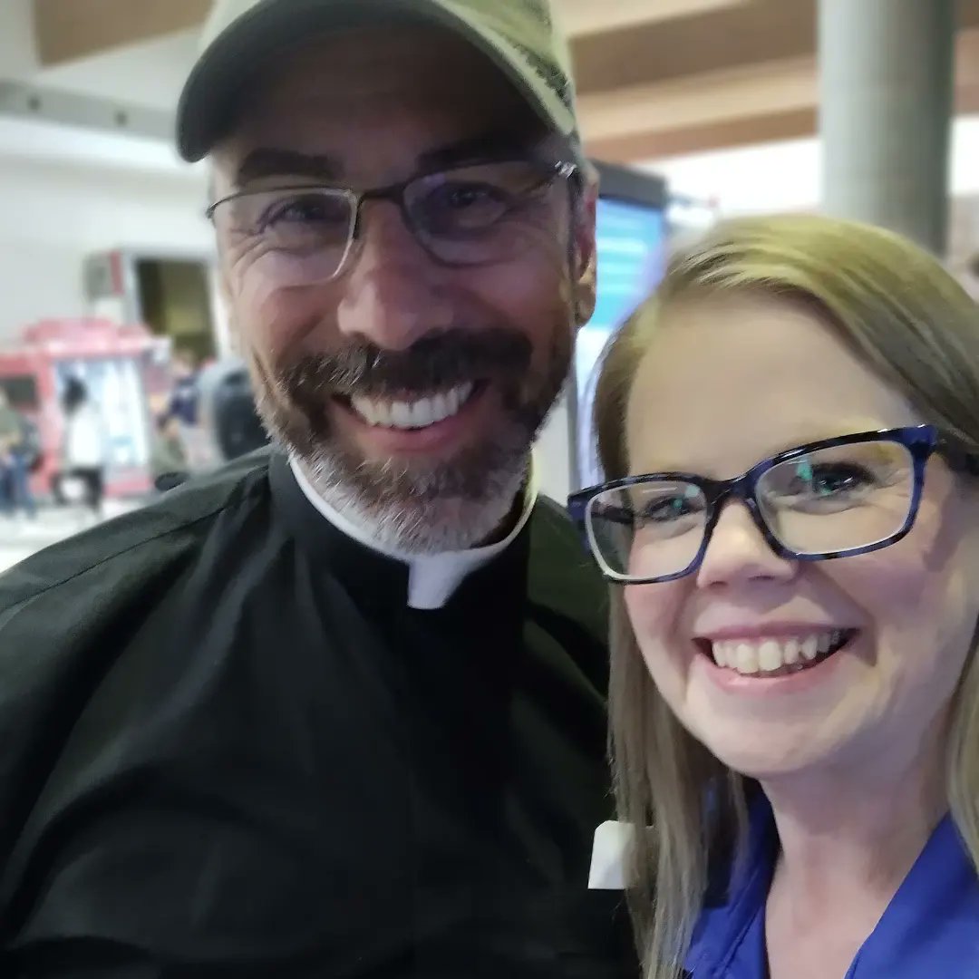 liturgicalsnob's tweet photo. Today I met Fr. Kenneth Geraci with Father's of Mercy and Sr. Liz with daughters of Charity. 
@FathersofMercy @DofCharity
We did Catholic things 💙😆 https://t.co/pOi29GaRR0