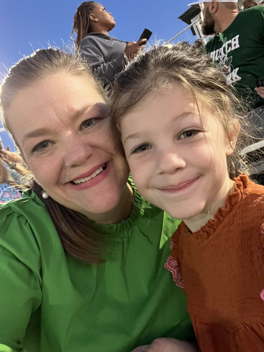 Margietlee's tweet photo. These girls are my ❤️!!#HOCO2022 https://t.co/znNfz0VBvZ