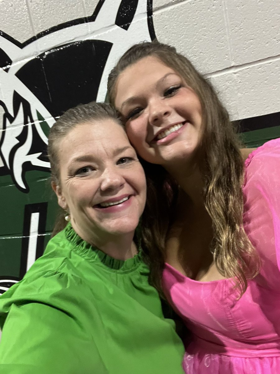 Margietlee's tweet photo. These girls are my ❤️!!#HOCO2022 https://t.co/znNfz0VBvZ
