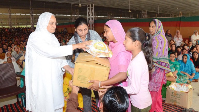 There are many occasions when people keep fasts in different religions, but no one used to give away their saved food of that day when they keep fast until revered Saint Dr. @Gurmeetramrahim Singh g initiated the campaign of food Bank #FeedEveryCreature