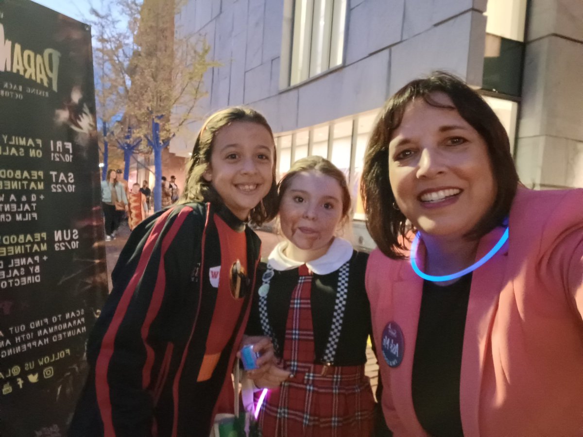 KimDriscollMA's tweet photo. Great to see so many little ones enjoying trick or treating at Mayor's Night Out! Thanks to our city staff, downtown merchants, as well as @collectivecre8s, @MazowMcCullough, the Good Witch of Salem and Broad Smiles Pediatric Dentistry for making tonight a smashing success! https://t.co/UgiEjzydSD