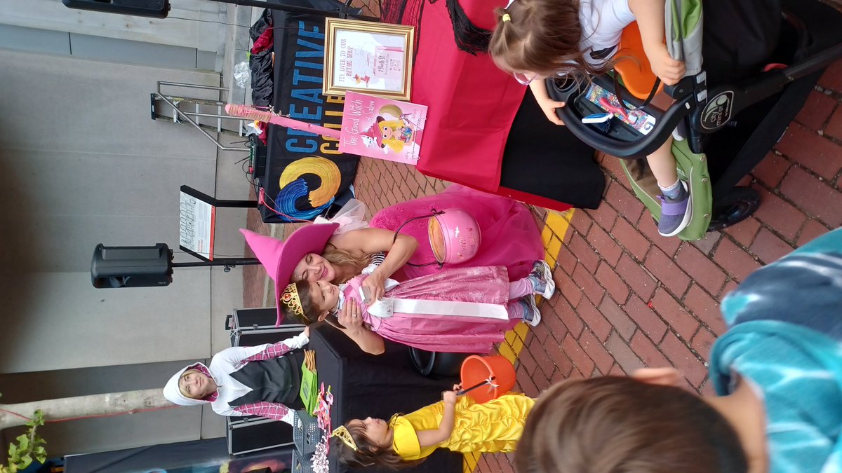 KimDriscollMA's tweet photo. Great to see so many little ones enjoying trick or treating at Mayor's Night Out! Thanks to our city staff, downtown merchants, as well as @collectivecre8s, @MazowMcCullough, the Good Witch of Salem and Broad Smiles Pediatric Dentistry for making tonight a smashing success! https://t.co/UgiEjzydSD