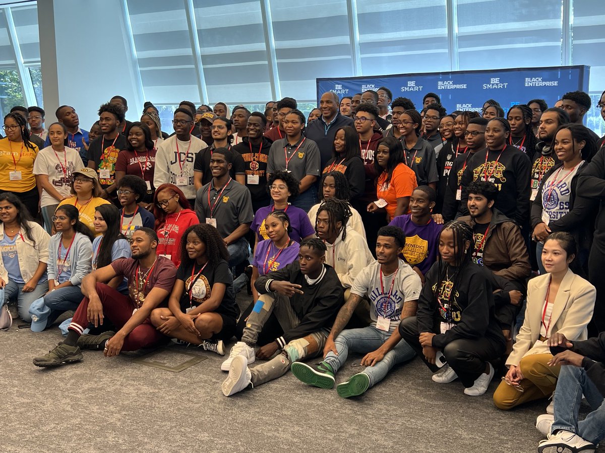 blackenterprise's tweet photo. @blackenterprise CEO @EarlButchGraves is surrounded by more than 100 brilliant HBCU students at the #BEHackathon hosted by @AmericanAir after sharing words of advice, encouragement & inspiration https://t.co/bR0vPzCkj5