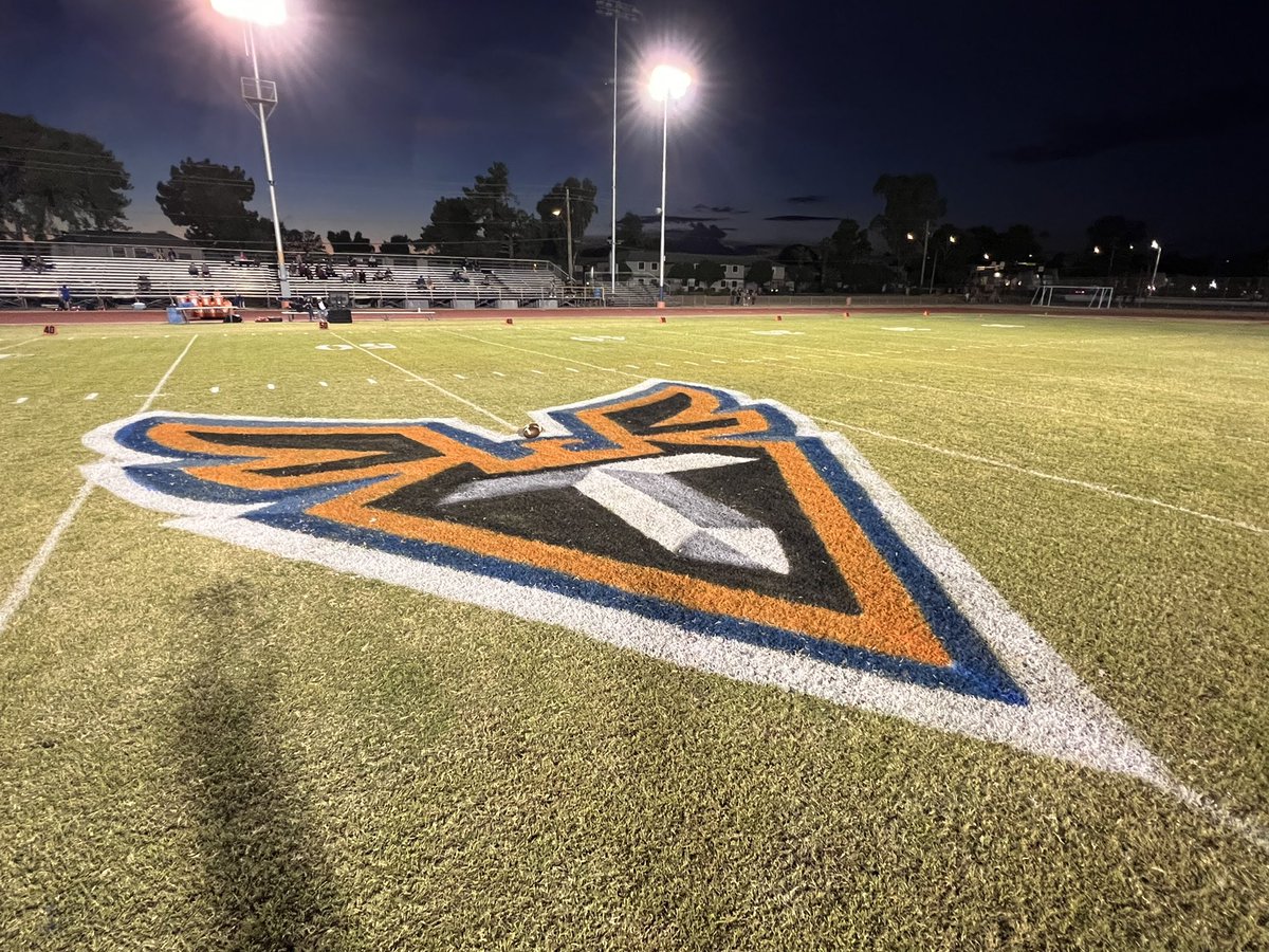eliavgabay's tweet photo. An awesome surprise:
@TBirdFB painted its logo on midfield for the first time this season ahead of the squad’s 3-game home stand:
@Sports360AZ
#AZHSFB #FridayNight360 https://t.co/2R1wW6rUmc
