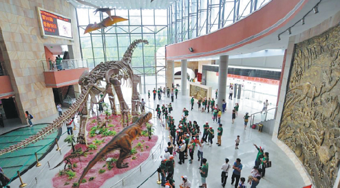 iGuangdong's tweet photo. 🥚🦕 It took nearly three years for workers at a #dinosaur museum in #Heyuan to restore a nest of 11 dinosaur eggs unearthed near a local bridge. There are nearly 20,000 dinosaur egg fossils on display at the museum since the 1st dinosaur egg fossil was dug up in 1996. #OnlyInGD https://t.co/RucAig74G9
