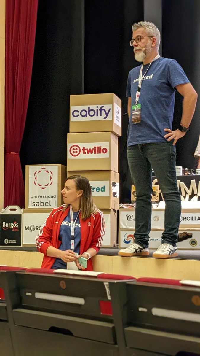 devfesteando's tweet photo. ¿Qué buscan las empresas para puestos Junior, MID y Senior?

El #Burgales @leonardopoza,  #TechScout en @getmanfred, nos habla de perfiles profesionales y #recruitment en el @MorcillaConf

#MorcillaConf #Devfest #Burgos https://t.co/Rxz44Vzftf