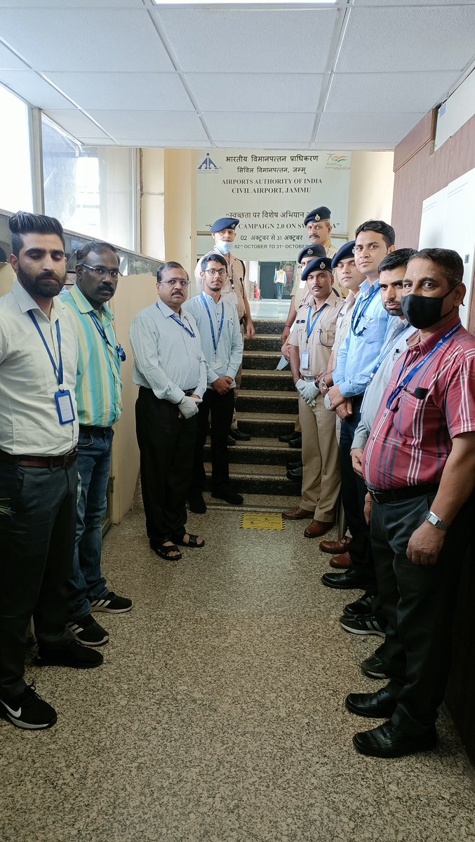 aaijammuairport's tweet photo. #भाविप्रा के @aaijmuairport पर सभी अधिकारियों एवं कर्मचारियों द्वारा स्वच्छता का #specialcampaign2.0 के आज सातवें दिन निर्धारित प्लान के अनुसार  1st Floor Office एरिया की सफाई की गई।एयरपोर्ट निदेशक,श्री एस के गर्ग ने इस अवसर सभी को इस अभियान में भाग लेने के लिए प्रोत्साहित किया। https://t.co/7iAJCz2U3X