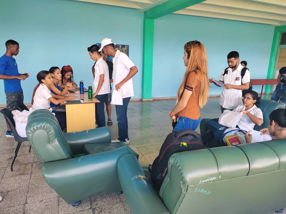 ucm_feugtmo's tweet photo. Día 1⃣ del #10CongresoFEU🙌🏻🤩

Así iniciamos esta cita... recibiendo a los muchachos de la primada de Cuba 🍫🗿y acreditando a nuestros delegados✍️... esto solo es el comienzo de un eventazo‼️

#RevolucionandoLaFEU
#CentenarioFEU
#SomosFEU https://t.co/Vf2Vj9b3EE