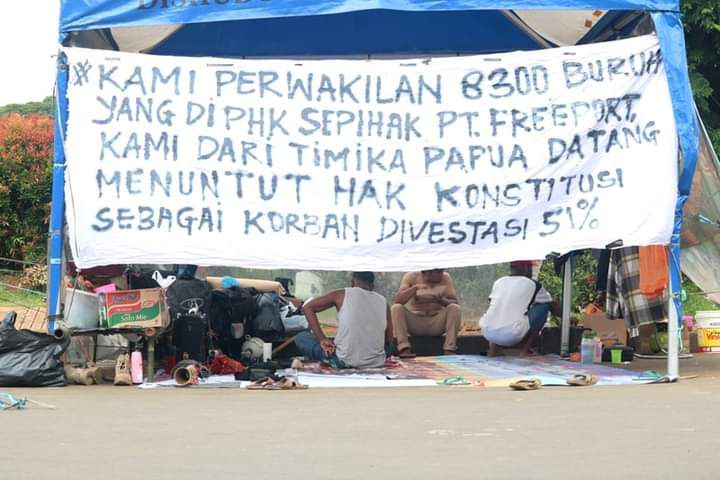 siansurgo's tweet photo. Manajemen freeport bilang mogok utk mendukung ketua spsi yg terjerat kasus tetapi sesuai audit pengawas ketenagakerjaan mogok kerja SAH utk menolak kebijakan freeport yg tdk ada dlm UU no 13.
@jokowi @KomisiIX @DPDRI @DPR_RI @bkpm @KemnakerRI @dit_binariksa @MataNajwa @KomnasHAM https://t.co/oL6mjsWaKt