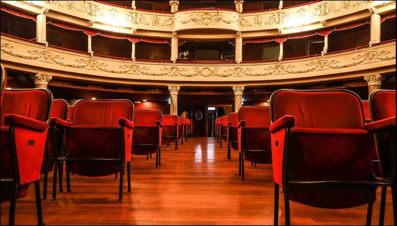 vitaepensiero's tweet image. La crisi pandemica ha costretto a vedere quelle fragilità del #teatro che si cercava di non mettere a tema. La strada da prendere passa per un teatro inserito in una società “attenta allo ‘star bene’ collettivo”.
@carla_bino per #VPPlus

rivista.vitaepensiero.it//news-vp-plus-…