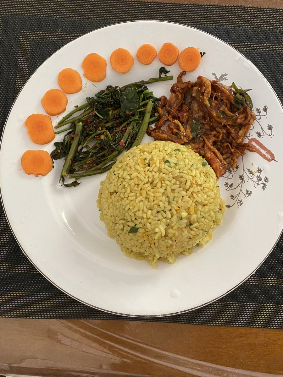 sac_herath's tweet photo. Lunch made with love. #lunch #love #vegetarian https://t.co/Hh7nriz5BV