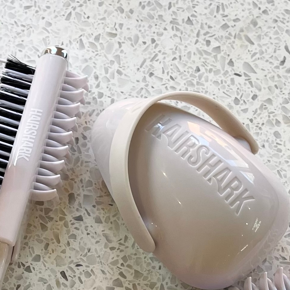 Our Hairshark brushes were designed to create volume without the damage!🦈 The tool has been designed with natural polymer bristles as opposed to other nylon wiry bristles to ensure no breakage to the hair 🙅🏼‍♀️