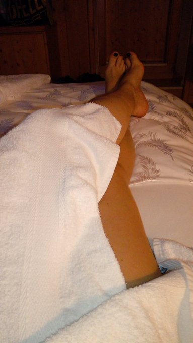 DeaFlora1's tweet photo. Stamattina non ho proprio voglia di alzarmi dal letto, mi portate la colazione a letto.. Buon sabato 😘😘😘
#feetfinder #feet #feetsoles #soles #massagefeet  #Twitter #piedini #piedi #piantedeipiedi #hypefeet #Buongiorno https://t.co/630NxW5kWl
