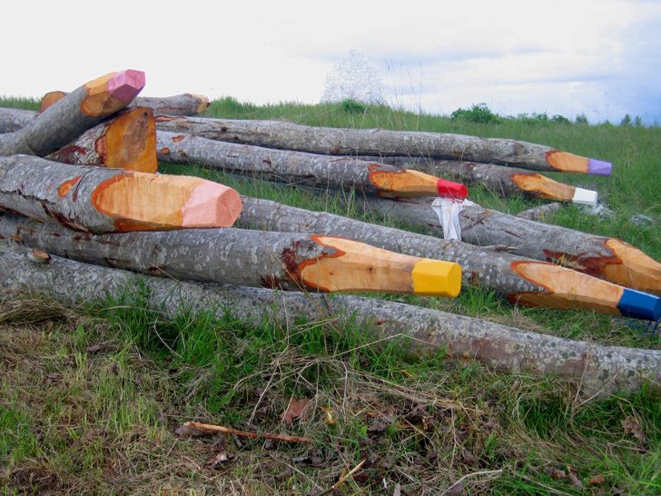 Contemporary Helsinki land artist Jonna Pohjalainen turns fallen aspen trees into giant coloured pencils sculptures #womensart