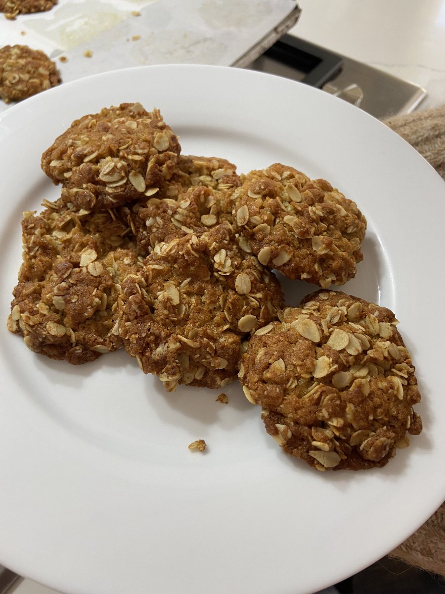 #thegreatrarebooksbakeoff #bakemonash .. thanks to
@mandyswingle we made #anzacbiscuits 🍪🍪🍪🍪