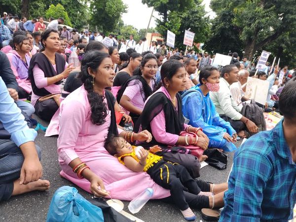 odishabhaskar's tweet photo. Almost a month but no decision taken yet; let it be a mother or father or anyone who has a lot of responsibility over their head had protested for the #abolitionofcontractualemployment on road braving intense spells of rainfall.  
#OdishaContractualsystem @OGCEA https://t.co/bEcCQUhUaD