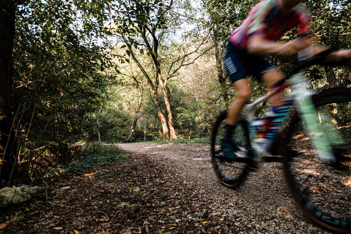Good luck today to <a href="/tiffanycromwell/">Tiffany Cromwell OLY</a> racing for the 🌈 jersey at the first edition of the UCI Gravel World Championships. 

Read the preview: 
wmncycling.com/gravel-worlds/

Race start 12:00, broadcast 14:00CEST on GCN, Eurosport.

Live tracker: bit.ly/3EtOVCo