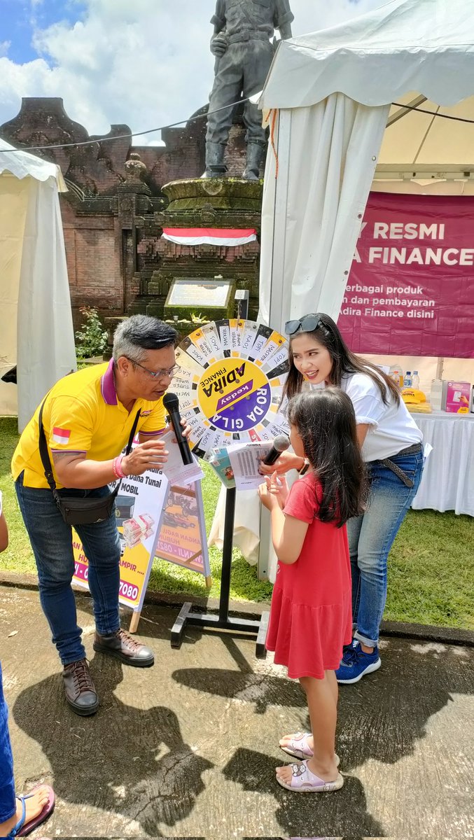 Serunya! Penonton juga diajak ikut serta aktif dalam acara Festifal Pasar Rakyat 2022. #AdiraFinance #FestivalKreatifLokal2022