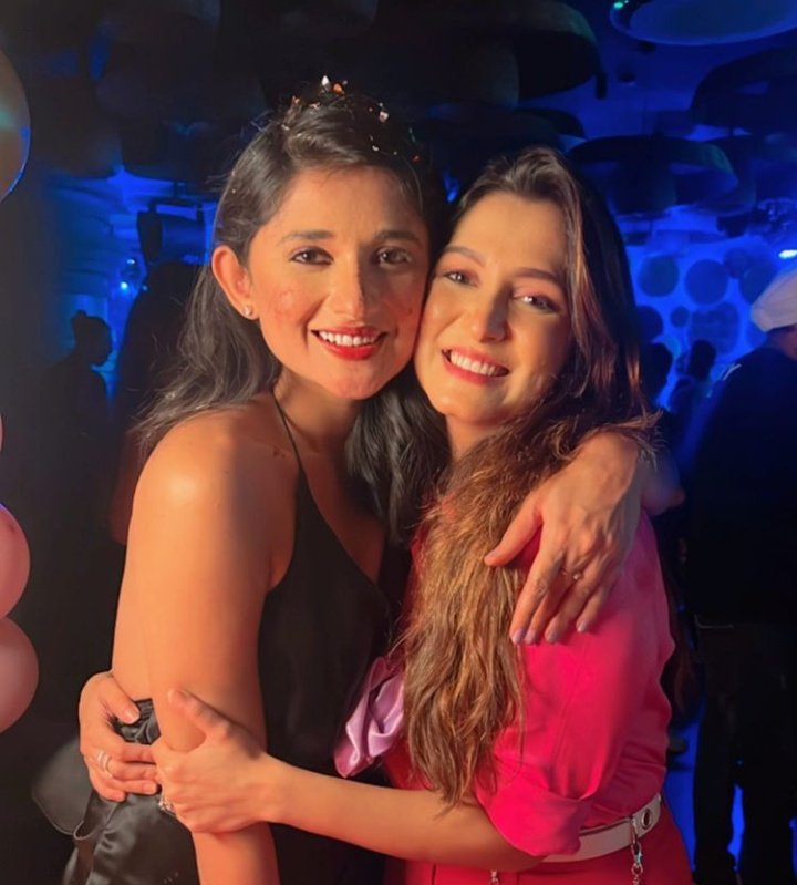 ᴹᵘʰᵃᵐᵐᵃᵈ ᴬᶻᵃⁿ (@azanluv) on Twitter photo <a href="/Srishti__Jain/">Srishti</a> @Kanika_licious <a href="/Srishti__Jain/">Srishti</a> @Kanika_licious