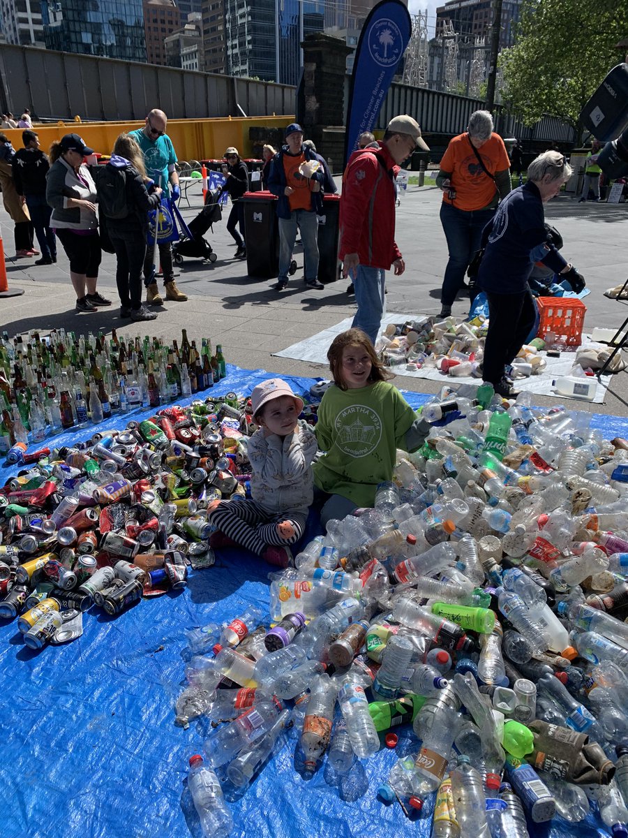 kristinedaniels's tweet photo. Spent this morning doing #SpringCleanTheCity. Volunteers collected almost 3,000 coffee cups, bottles, cans and straws. @brianborowsky https://t.co/MsXbbAwoSp