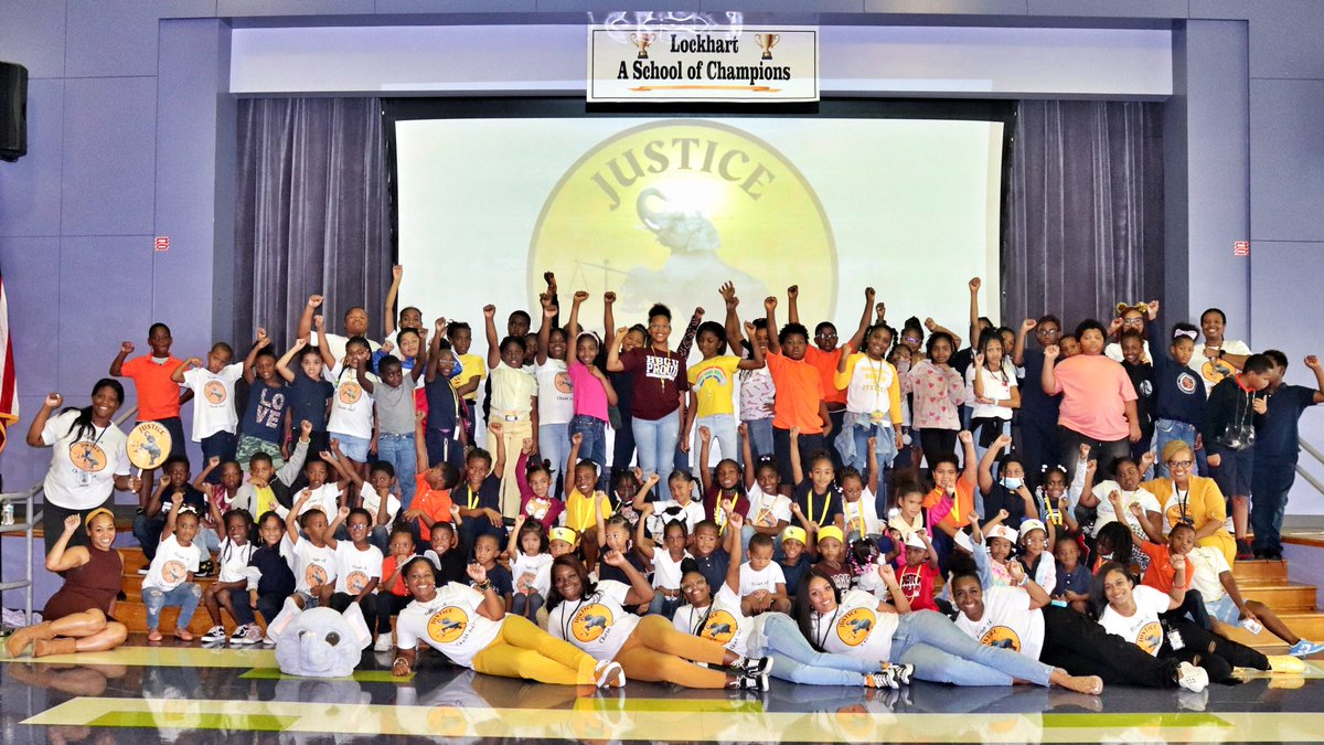 LBudgewater's tweet photo. This is what building relationships look like! @lockhartES 💛💚❤️🖤#LockhartHouseSystem #JusticePeaceUnityEquity 🐘🦅🦓🐈‍⬛#SoAringToNewHeights @cameshiadawn @TammieDaily9 @HoustonISD @HISD_ACC https://t.co/jdthwDQZEQ