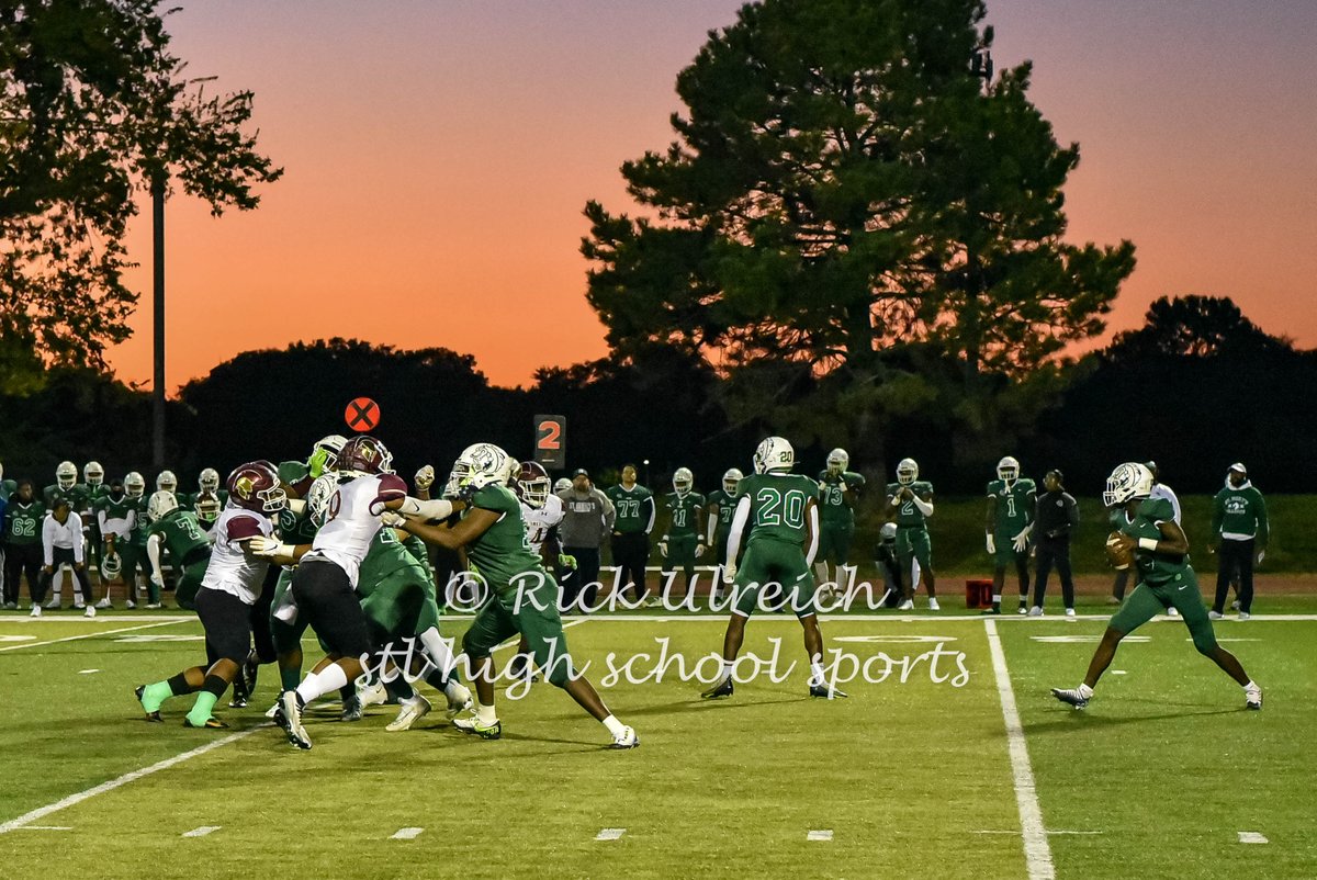 RickyRick_Photo's tweet photo. 2022-10-07 St. Mary's rolls to a big victory over De Smet.  Coverage for @STLhssports, more photos and article by @joeharris_stl will be up soon. 
#football #desmet #stmarys #stlprep #highschoolsports @StMarysHSSports @STMARYS_FB_STL @DeSmetJesuitFB @DeSmetAthletics https://t.co/bVvMXUJeHK