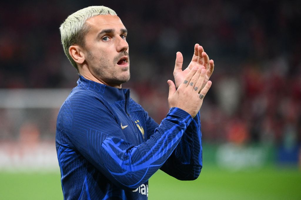 FabrizioRomano's tweet photo. All documents ready for Barcelona and Atletico Madrid to complete and announce Antoine Griezmann deal very soon. Final fee: €20m guaranteed plus total €4m add-ons package. 📑✍🏻 #Atleti 

It's just matter of time for the official statement, as deal is finally in place. https://t.co/tmJWol5lsi