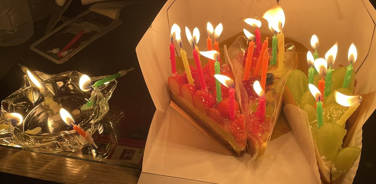 xran500's tweet photo. 最近毎週末飲んでるんだけど、アラサーが誕生日ガチったらこうなります😇😇

マジでケーキ炎上してた😇 https://t.co/CnGHtl3BFW