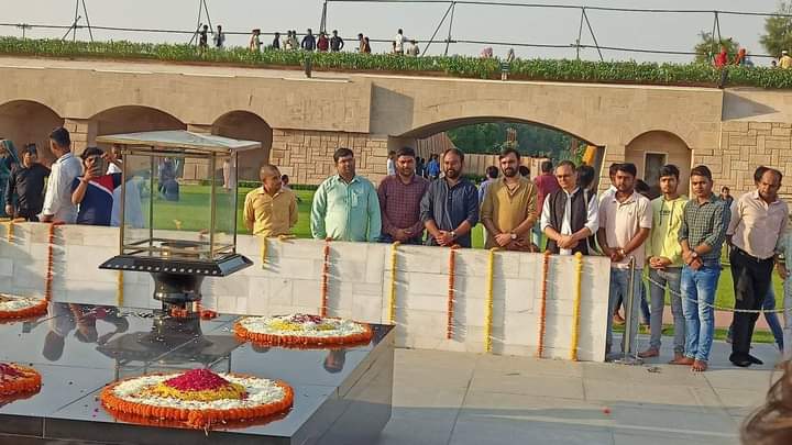 saurabhnmf's tweet photo. बापू की समाधि पर NMF और NMSF के साथियों के साथ. हम आपके पदचिन्हों को चीन्ह कर आगे बढ़ रहे हैं राष्ट्रपिता!
#gandhijayanti2022 https://t.co/UUc8XZmWt2
