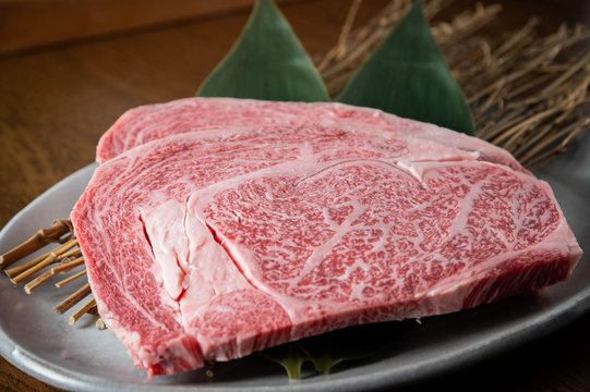 thasofoods's tweet photo. Wagyu A5 Nhật Bản  loại thịt đắt nhất thế giới!
Giống bò  nổi tiếng ở Nhật,  kết cấu vân mỡ  
hương vị ngon ngọt,  đậm đà  đọng lại trên vòm miệng sau khi thưởng thức
https://t.co/xRRys03lWX
https://t.co/evpRRtOK1U
#steak #wagyua5 #beef #steakwwagyu #bbq https://t.co/LvZ00o2IFE