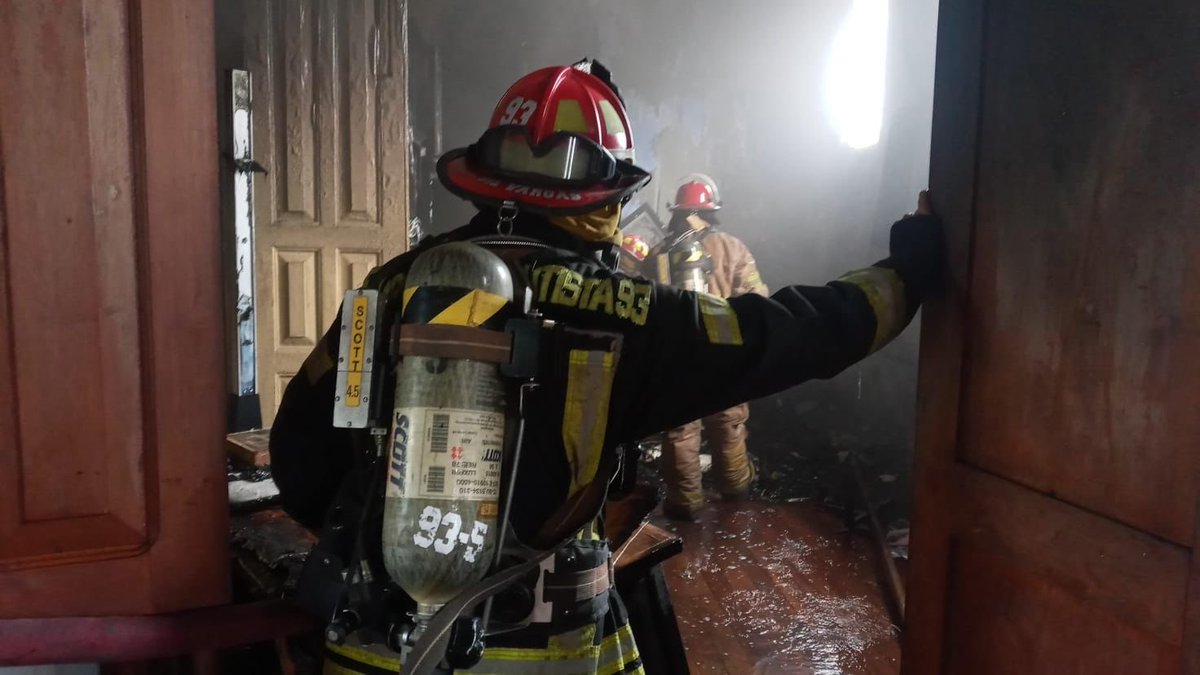 ameriqo's tweet photo. Urgente: Incendio en la Biblioteca Amazónica de #Iquitos (Perú). Importante archivo cultural de nuestro país está en riesgo de perderse a menos que se haga algo. Aquí info de cómo ayudar. 1/🧵 https://t.co/8FlZbYoeHg