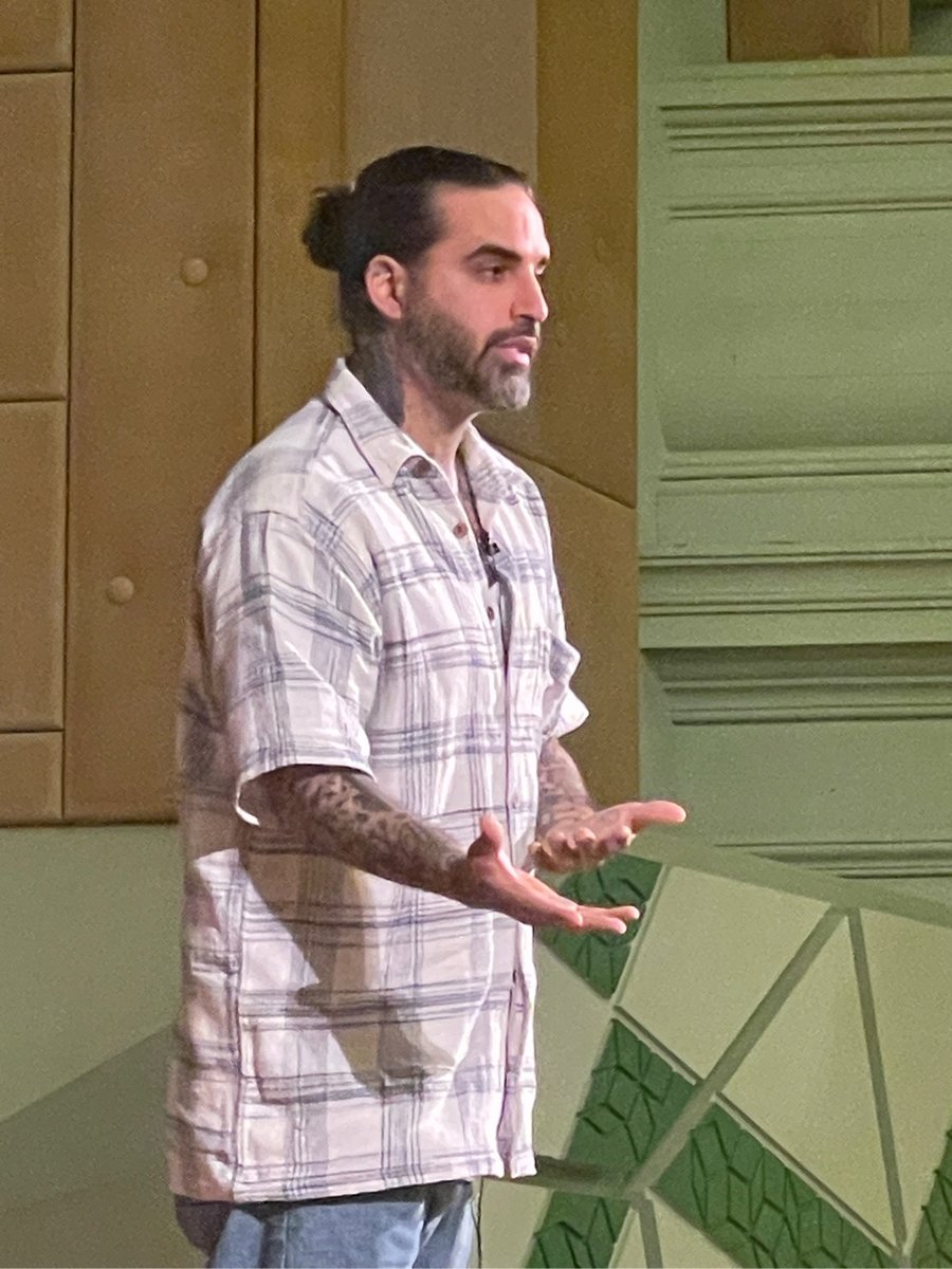 SocialGoodAU's tweet photo. Nasir Sobhani, #thestreetsbarber amazing speaker at @sgsa in Melbourne - “fulfil your destiny- find purpose”. #savetheplanet #socialgood https://t.co/x3rXvlxP2q