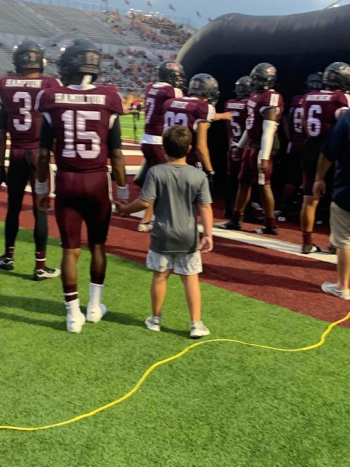 Ryan_Rumbelow's tweet photo. @PearlandOilers Great Dub on homecoming. Also appreciate the assist from @jah_era12 on Jett’s first tunnel run out experience. Jackson & his teammates took it upon themselves to help create memories for some #FutureOilers #ClassActs https://t.co/6fIcvsnK4n