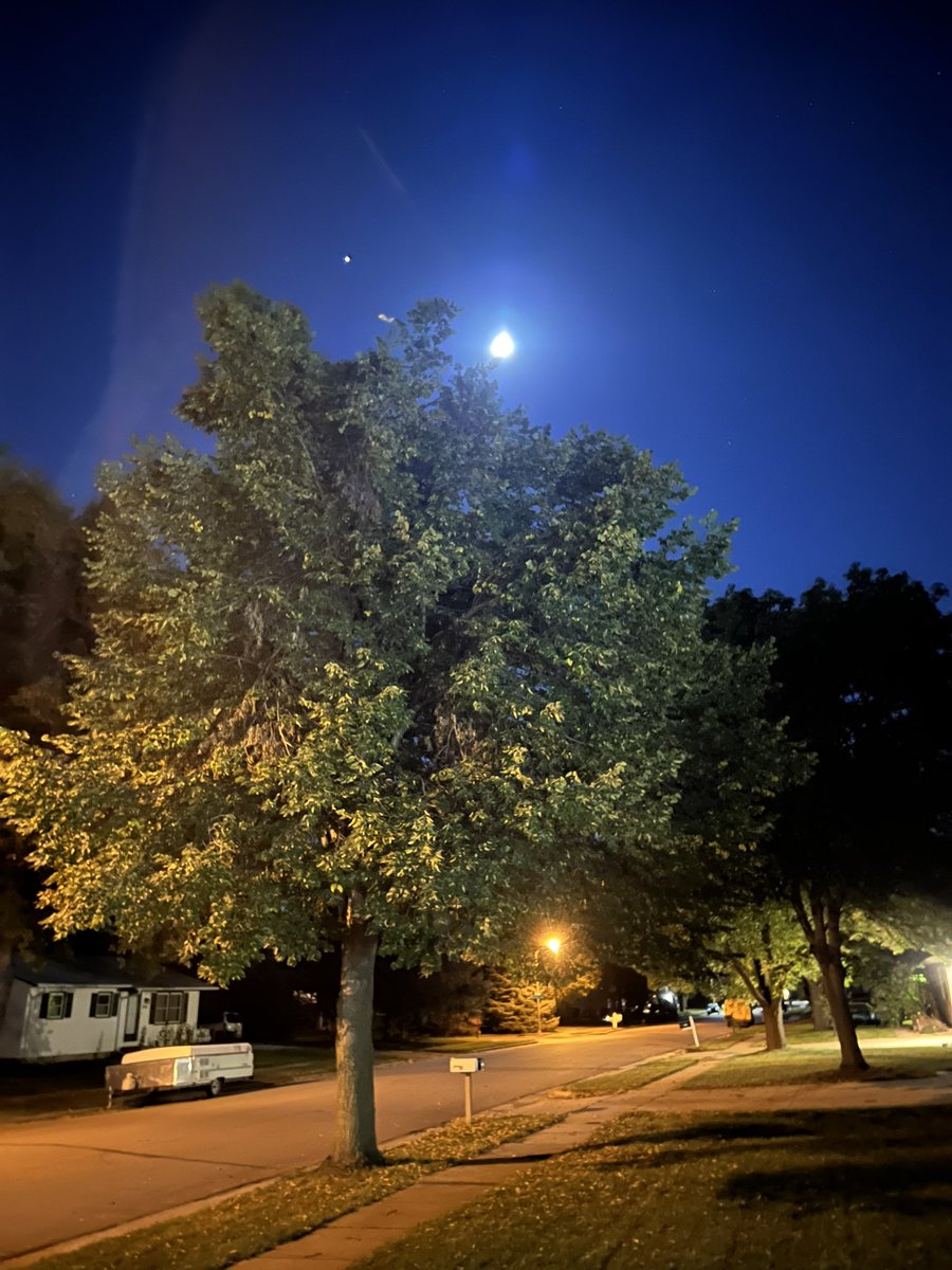 _Alison_Logue's tweet photo. 10/07
11:10 pm
SW
40 degrees
Waxing Gibbous
#eled303 https://t.co/LtSINHqFN9